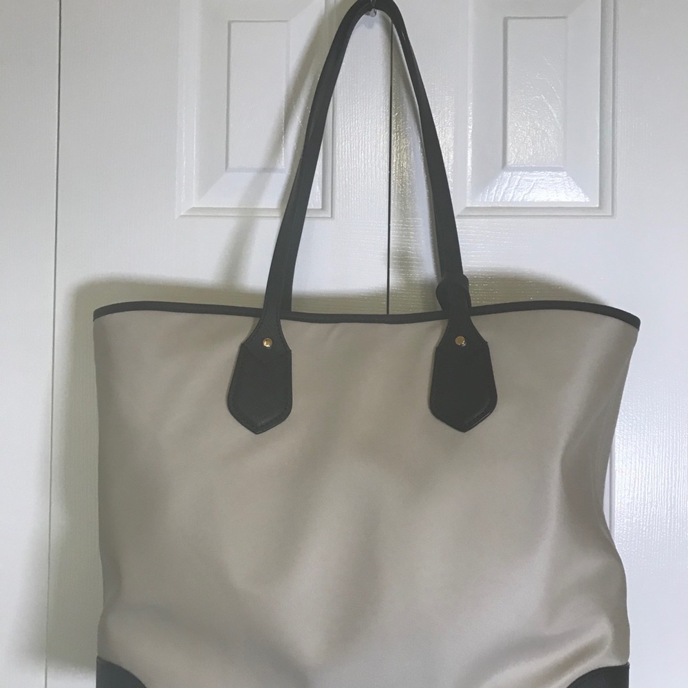 ๐NWT FIRM Michael Kors Large Canvas Tote w/ Black Leather Trim & Handles - Picture 3 of 8